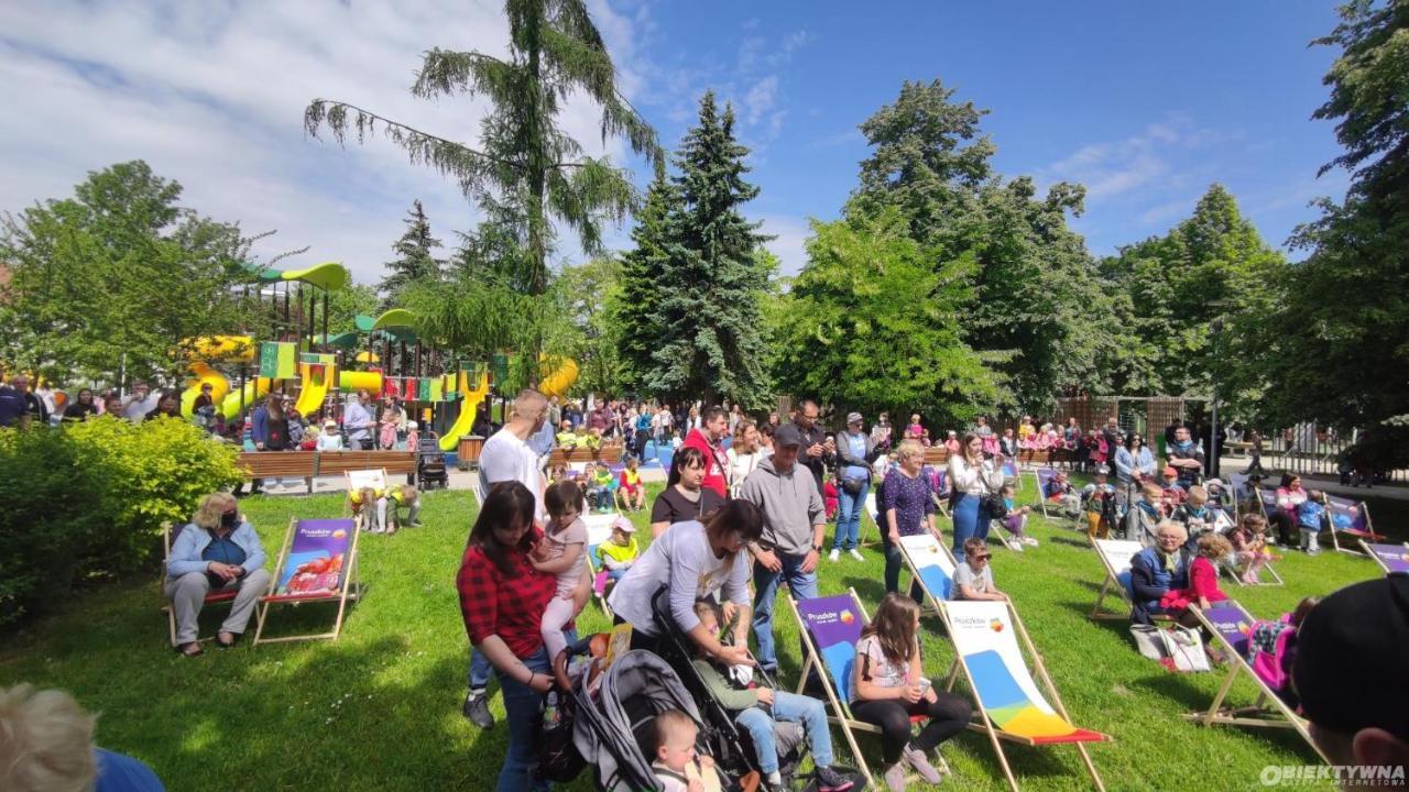 Juna - Nowoczesny Apartament W Centrum Z Widokiem Na Park Pruszków Kültér fotó