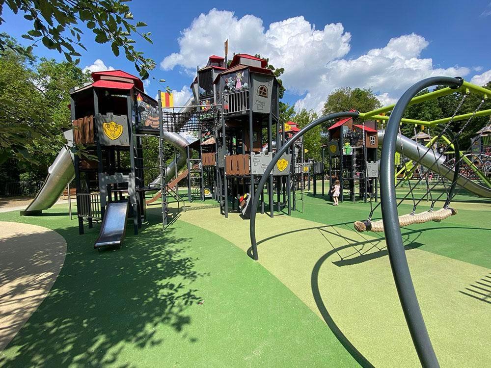 Juna - Nowoczesny Apartament W Centrum Z Widokiem Na Park Pruszków Kültér fotó