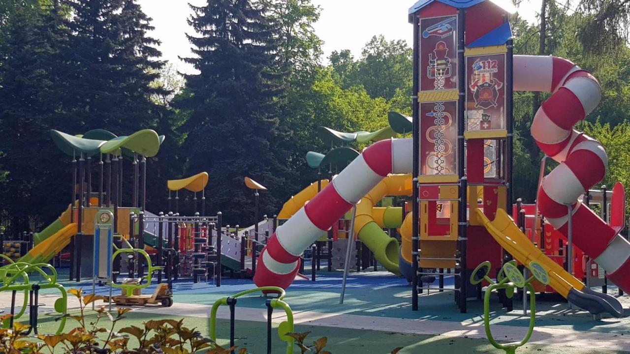 Juna - Nowoczesny Apartament W Centrum Z Widokiem Na Park Pruszków Kültér fotó