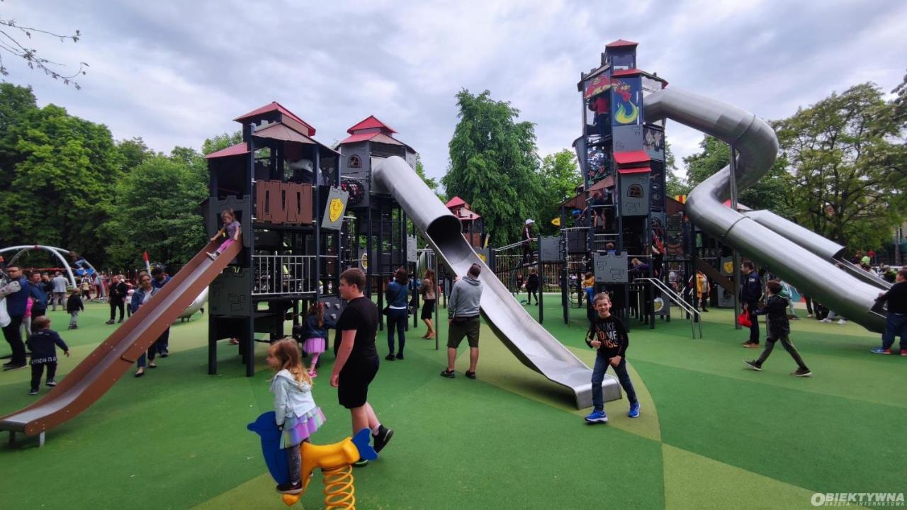 Juna - Nowoczesny Apartament W Centrum Z Widokiem Na Park Pruszków Kültér fotó